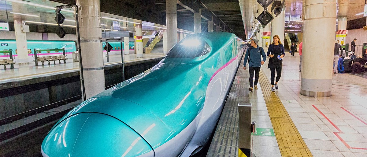 The Shinkansen bullet train pulling in to a Japanese platform