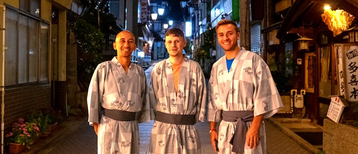 Travellers in yukata robes on the streets of Shibu Onsen
