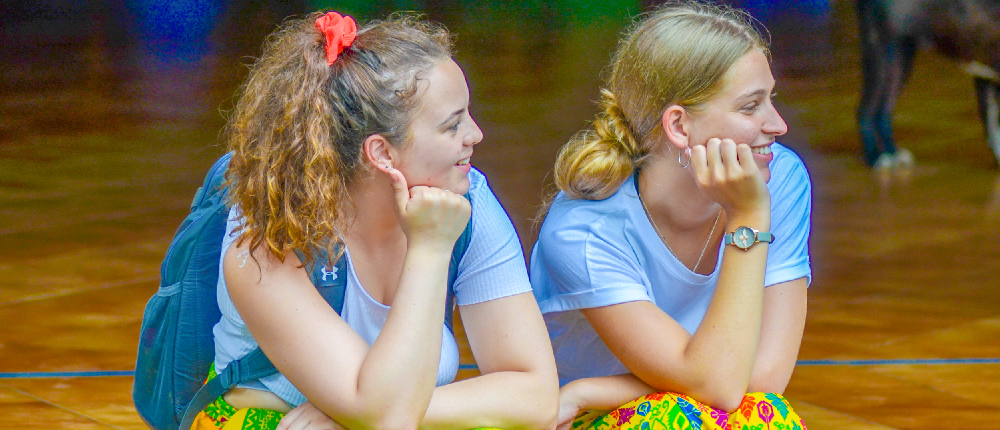 Two travellers sitting and chatting during the Bali tour