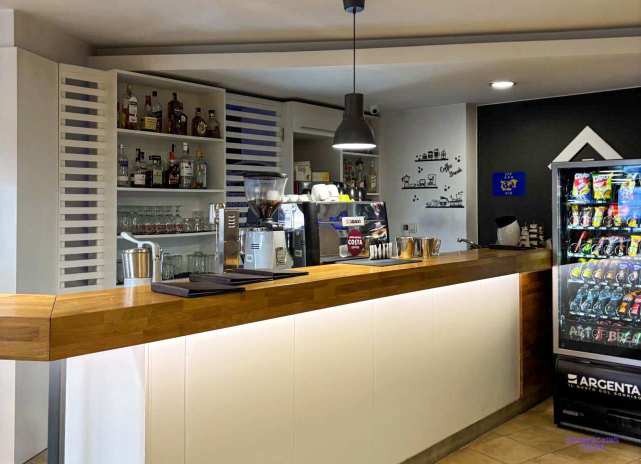 The bar with a coffee machine at the hotel in Bansko