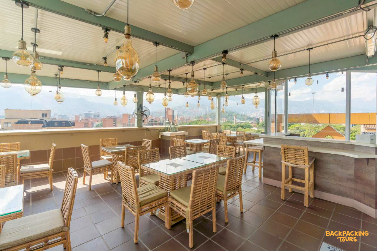 Medellín Seveninn hotel dining area