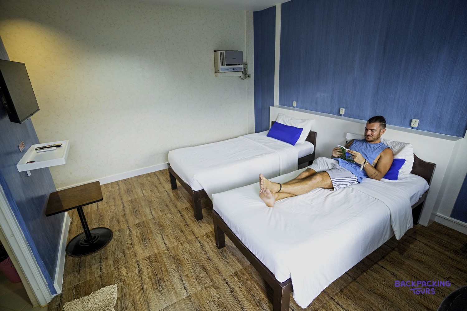 A twin room with sea views at Pescadores Seaview Suites in Moalboal.