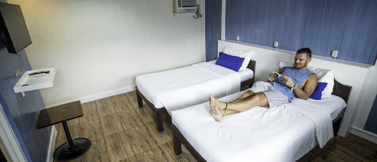 A twin room with sea views at Pescadores Seaview Suites in Moalboal.