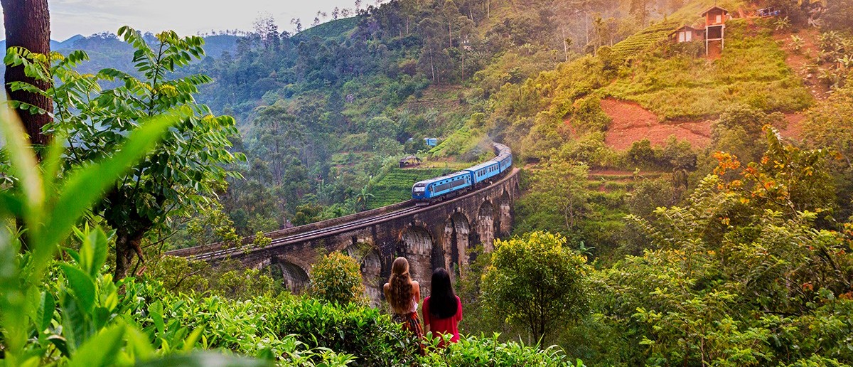A train crossing Nine Arches Bridge near Ella
