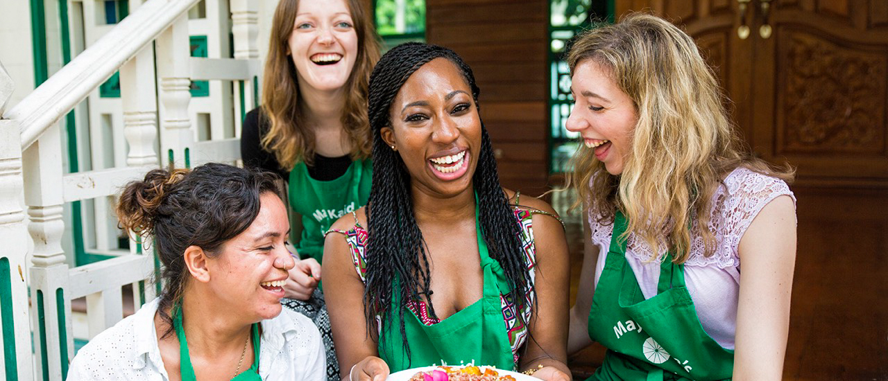 Group learning Thai cooking class with backpacking tour friends