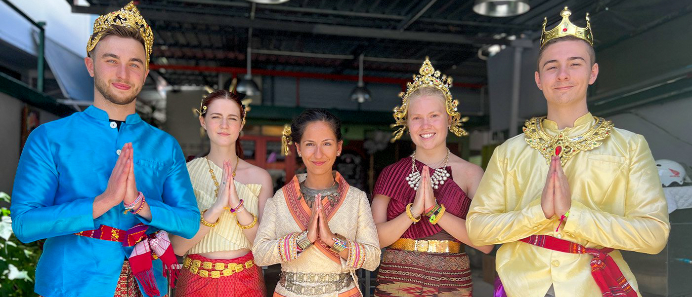 Learning Thai culture and traditional greetings with local hosts in Bangkok