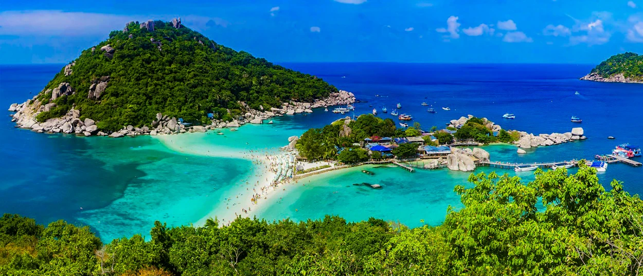 Aerial view of Koh Nang Yuan island, Thailand, with white sandbars connecting lush green islands.